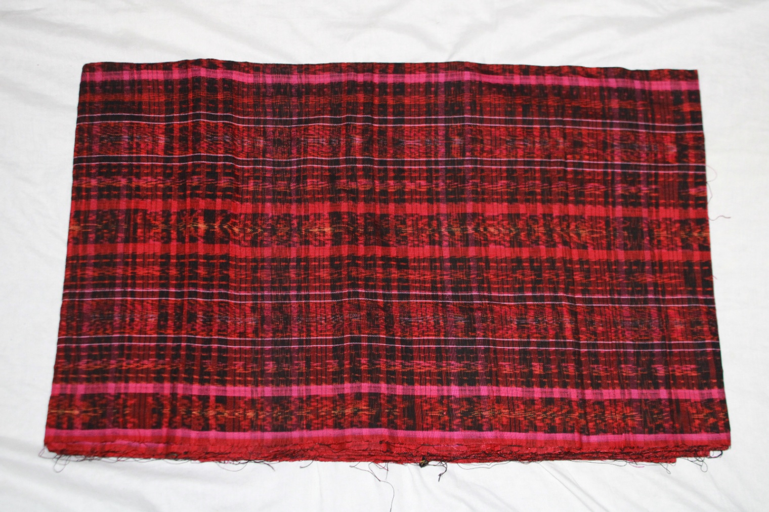 Corte Lanciado - Rojo Intenso Jaspeado con Detalles Rosados